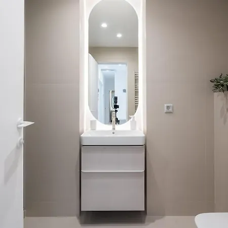 Cristella King Bed Entire Apartment, Private Parking, Near Promenada Bussiness Center Daire *