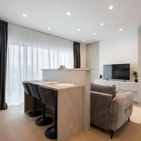 Daire Cristella King Bed Entire Apartment, Private Parking, Near Promenada Bussiness Center Bükreş