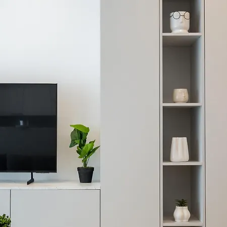 Daire Cristella King Bed Entire Apartment, Private Parking, Near Promenada Bussiness Center Bükreş