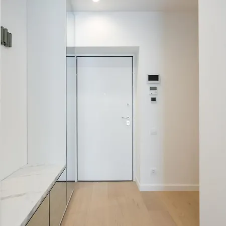 Daire Cristella King Bed Entire Apartment, Private Parking, Near Promenada Bussiness Center Bükreş