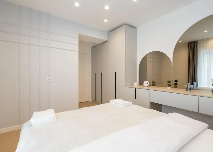 Cristella King Bed Entire Apartment, Private Parking, Near Promenada Bussiness Center Bucarest
