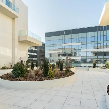 Cristella King Bed Entire Apartment, Private Parking, Near Promenada Bussiness Center