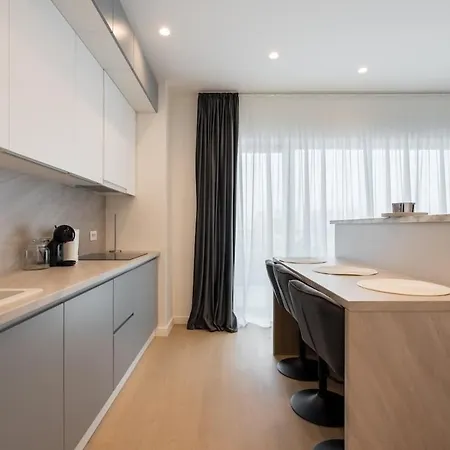 Cristella King Bed Entire Apartment, Private Parking, Near Promenada Bussiness Center Bükreş