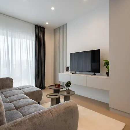 Cristella King Bed Entire Apartment, Private Parking, Near Promenada Bussiness Center Apartment *