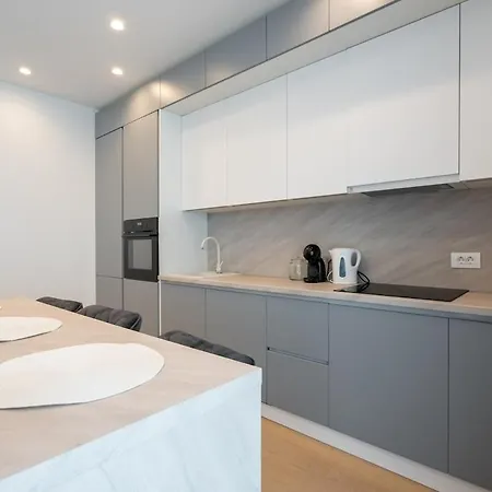 Cristella King Bed Entire Apartment, Private Parking, Near Promenada Bussiness Center *