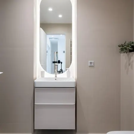 Cristella King Bed Entire Apartment, Private Parking, Near Promenada Bussiness Center