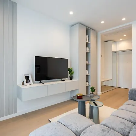 Apartment Cristella King Bed Entire Apartment, Private Parking, Near Promenada Bussiness Center