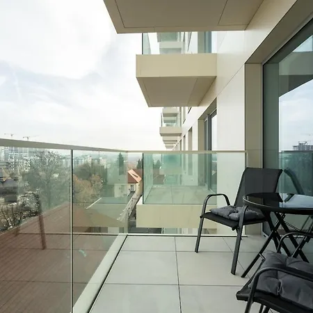 Cristella King Bed Entire Apartment, Private Parking, Near Promenada Bussiness Center *