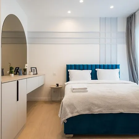 Cristella King Bed Entire Apartment, Private Parking, Near Promenada Bussiness Center