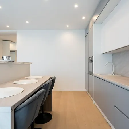 Cristella King Bed Entire Apartment, Private Parking, Near Promenada Bussiness Center *