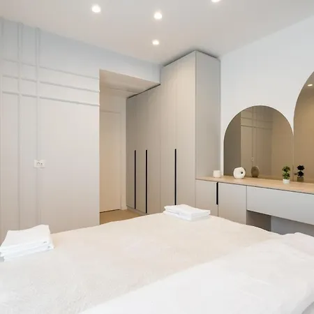 Cristella King Bed Entire Apartment, Private Parking, Near Promenada Bussiness Center Bükreş