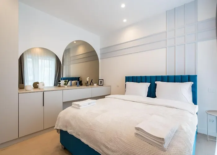 Cristella King Bed Entire Apartment, Private Parking, Near Promenada Bussiness Center Apartament