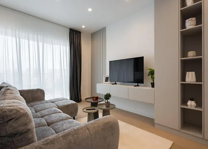 Cristella King Bed Entire Apartment, Private Parking, Near Promenada Bussiness Center Apartman *