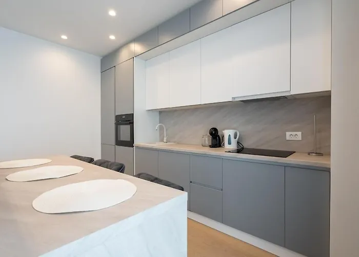 Cristella King Bed Entire Apartment, Private Parking, Near Promenada Bussiness Center *