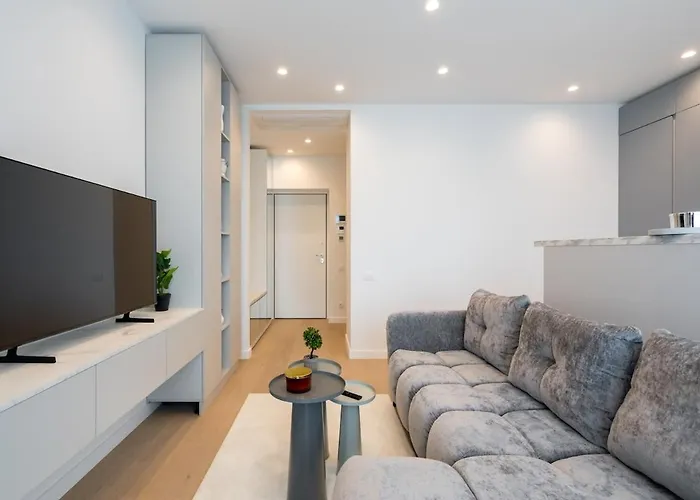 Cristella King Bed Entire Apartment, Private Parking, Near Promenada Bussiness Center Bukarest