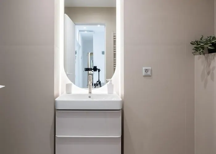 Cristella King Bed Entire Apartment, Private Parking, Near Promenada Bussiness Center