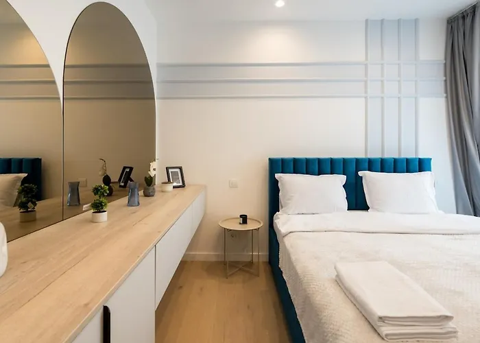 Cristella King Bed Entire Apartment, Private Parking, Near Promenada Bussiness Center