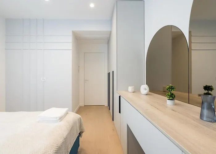 Cristella King Bed Entire Apartment, Private Parking, Near Promenada Bussiness Center Apartament *