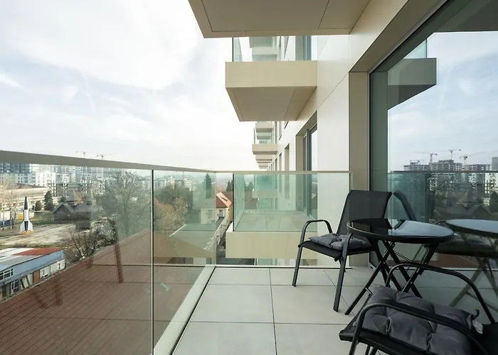 Cristella King Bed Entire Apartment, Private Parking, Near Promenada Bussiness Center *