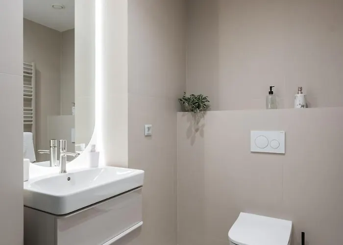 Cristella King Bed Entire Apartment, Private Parking, Near Promenada Bussiness Center Apartament