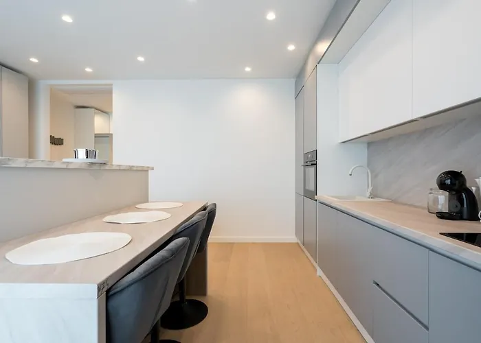 Cristella King Bed Entire Apartment, Private Parking, Near Promenada Bussiness Center *