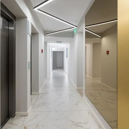 Апартаменти Cristella King Bed Entire Apartment, Private Parking, Near Promenada Bussiness Center Бухарест