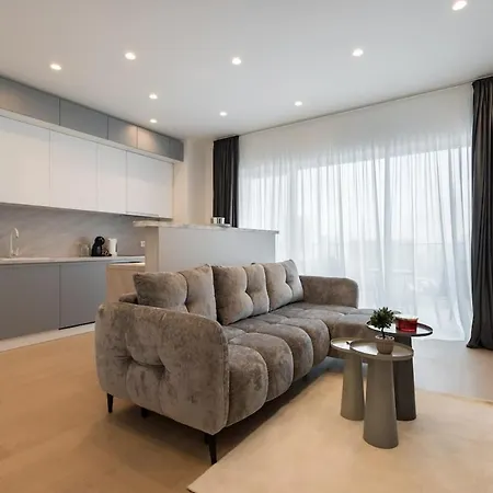 Cristella King Bed Entire Apartment, Private Parking, Near Promenada Bussiness Center Bucarest